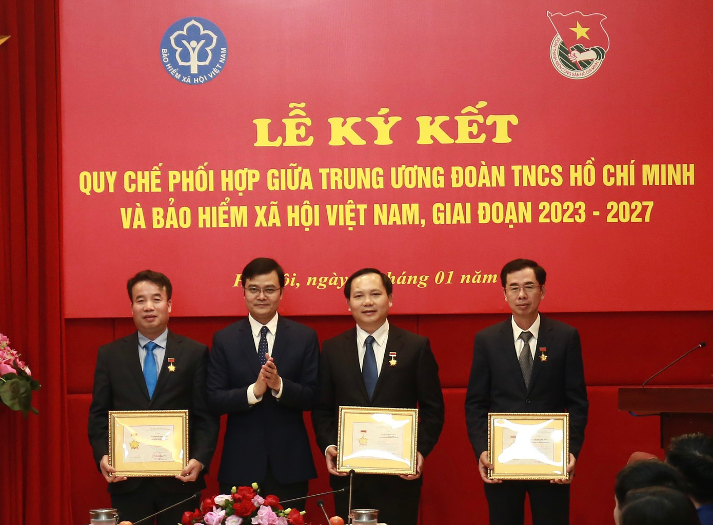 T.Ư Đoàn trao tặng Kỷ niệm chương Vì thế hệ trẻ cho các cán bộ, lãnh đạo BHXH Việt Nam