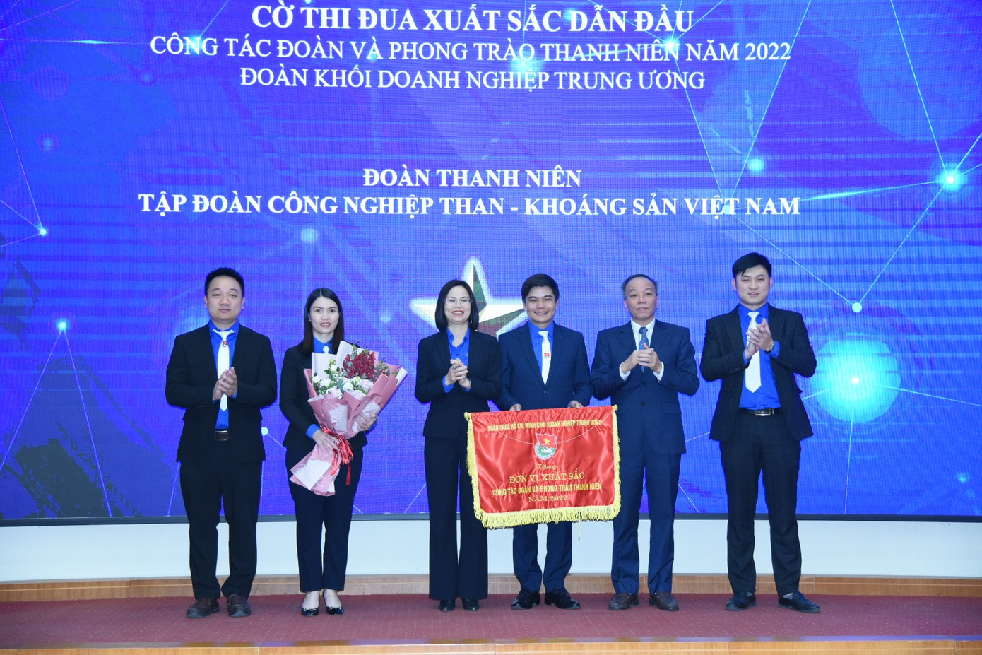 Chị Hoàng Thị Minh Thu, Bí thư Đoàn Khối Doanh nghiệp T.Ư trao cờ thi đua xuất sắc dẫn đầu công tác Đoàn và phong trào thanh niên năm 2022 cho Đoàn Thanh niên Tập đoàn Công nghiệp Than - Khoáng sản Việt Nam