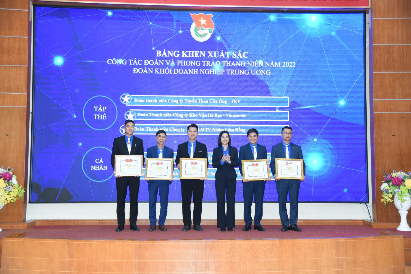 Chị Hoàng Thị Minh Thu, Bí thư Đoàn Khối Doanh nghiệp T.Ư trao tặng Bằng khen cho các đơn vị xuất sắc của Đoàn Thanh niên Tập đoàn Công nghiệp Than - Khoáng sản Việt Nam