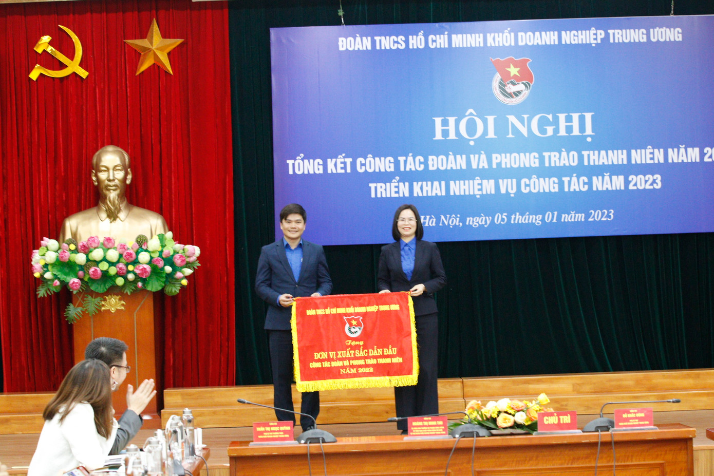 Chị Hoàng Thị Minh Thu, Bí thư Đoàn Khối Doanh nghiệp T.Ư trao cờ đơn vị xuất sắc dẫn đầu cho Đoàn Tập đoàn CN Than Khoáng sản Việt Nam