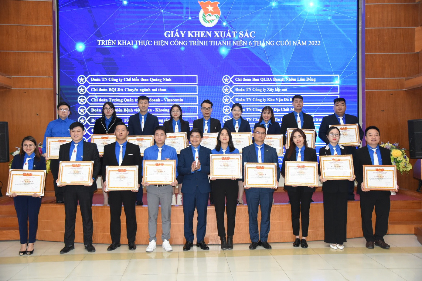 Anh Nguyễn Văn Thuấn, Bí thư Đoàn TKV trao giấy khen xuất sắc cho các đơn vị triển khai thực hiện công trình thanh niên 6 tháng cuối năm 2022