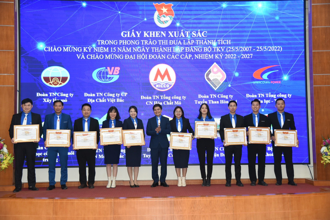 Anh Nguyễn Văn Thuấn, Bí thư Đoàn TKV trao giấy khen cho các đơn vị có thành tích xuất sắc trong phong trào thi đua lập thành tích chào mừng kỷ niệm 15 năm thành lập Đảng bộ TKV và chào mừng Đại hội Đoàn các cấp, nhiệm kỳ 2022 - 2027