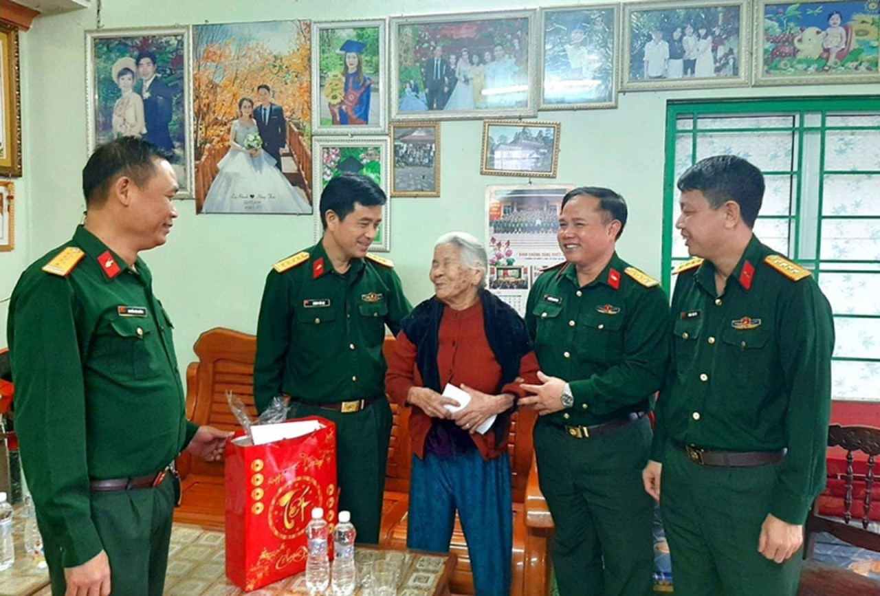 Thăm, tặng quà Mẹ Việt Nam Anh hùng Thăm, tặng quà Mẹ Việt Nam Anh hùng