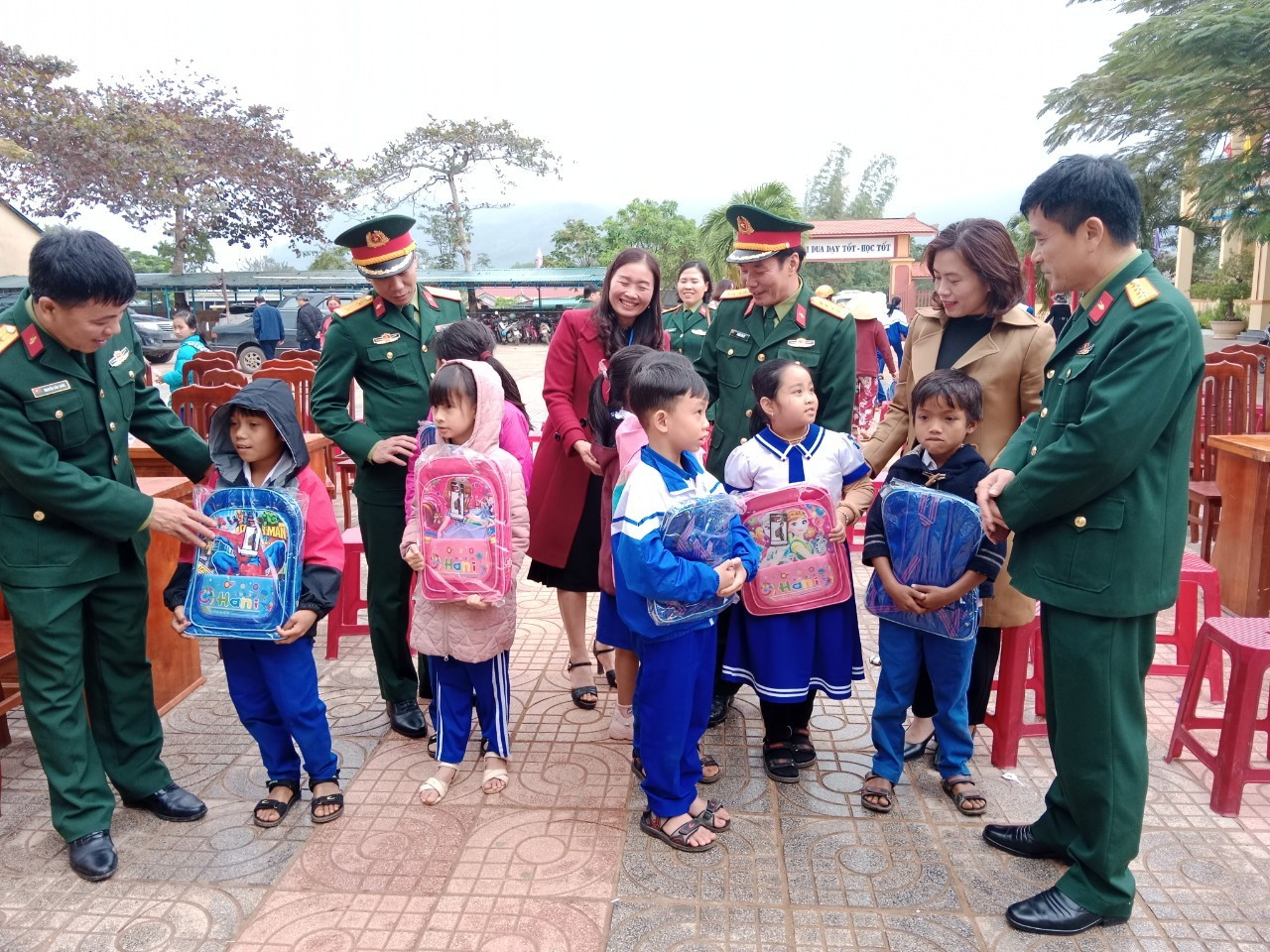 Đoàn công tác tặng quà cho các em học sinh tại Quảng Trị Đoàn công tác tặng quà cho các em học sinh tại Quảng Trị
