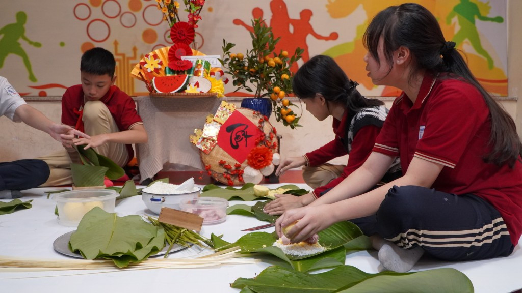 Các em tham gia thi gói bánh chưng