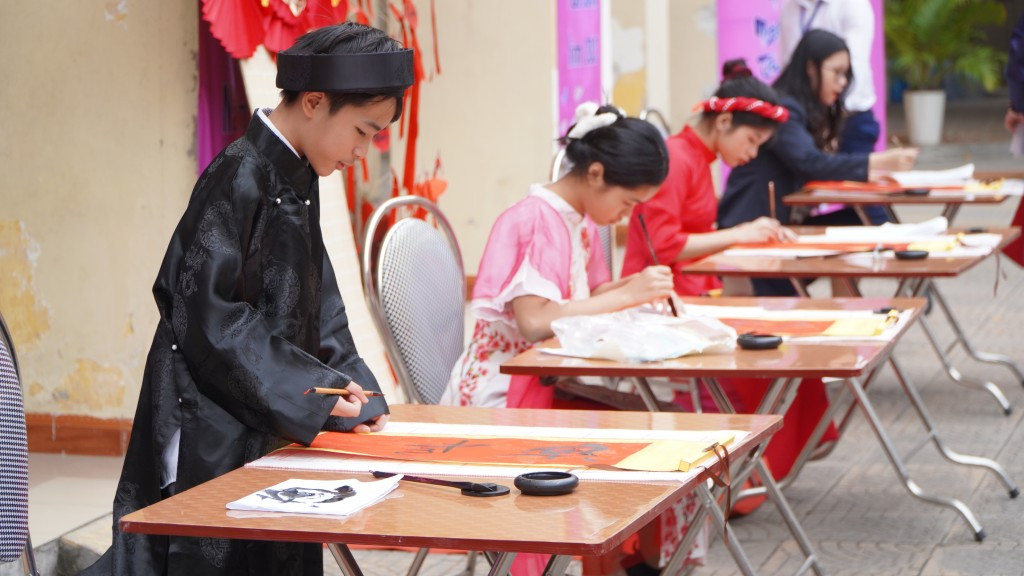 Niềm vui hào hứng của các em thiếu nhi tham gia viết thư pháp