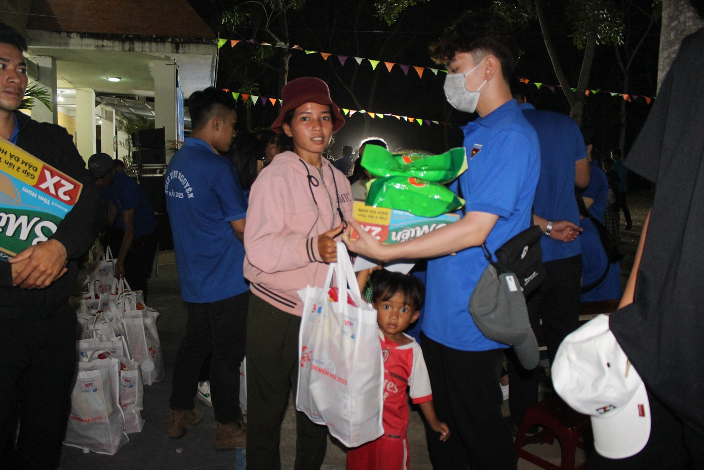 Trao các món quà Tết ý nghĩa cho người dân đón Tết