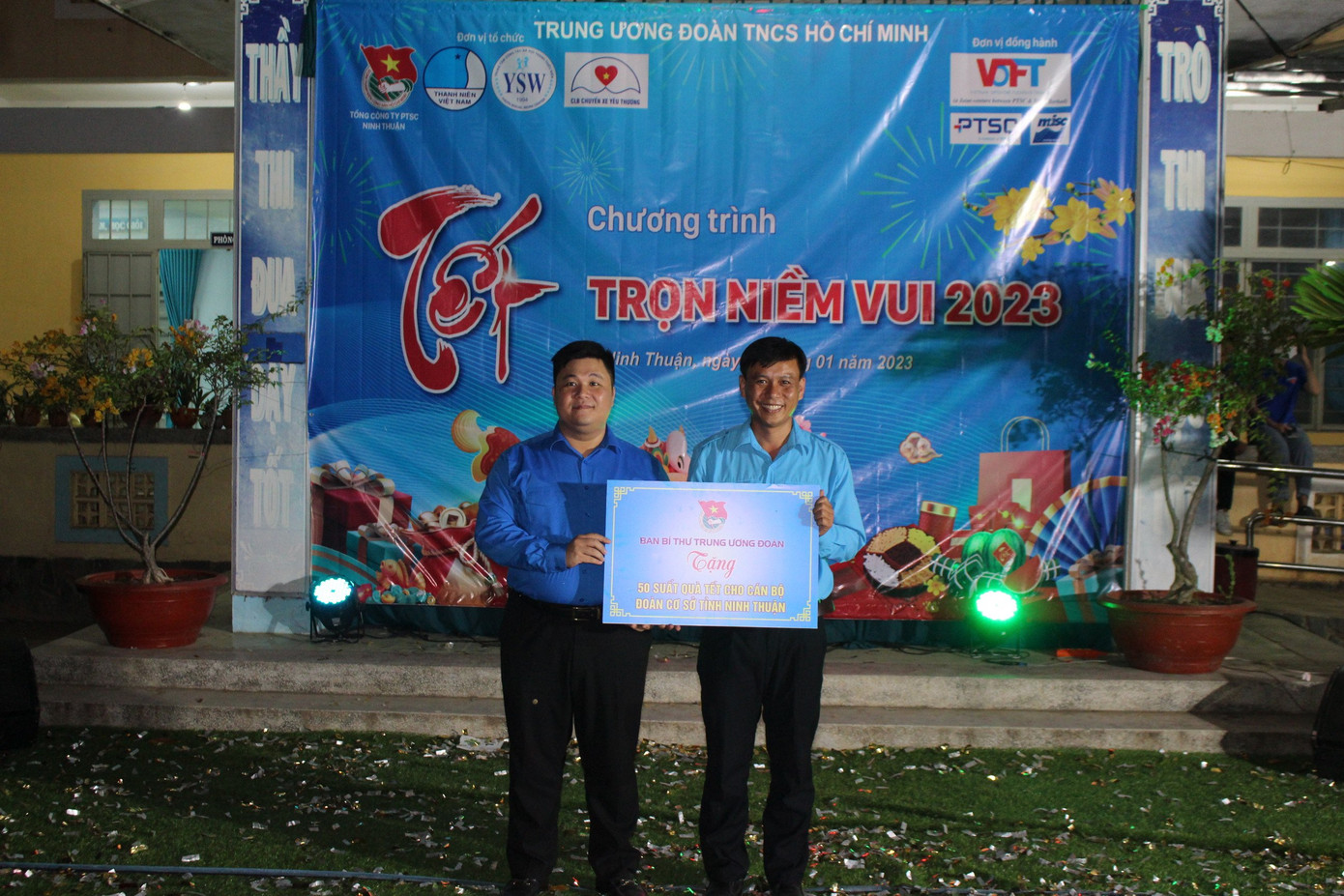 Anh Nguyễn Thái An, Ủy viên Ban Thường vụ, Trưởng Ban Tuyên giáo T.Ư Đoàn tặng 50 suất quà cho cán bộ đoàn cơ sở có hoàn cảnh khó khăn và có nhiều thành tích trong công tác Đoàn và phong trào thanh thiếu nhi của tỉnh Ninh Thuận