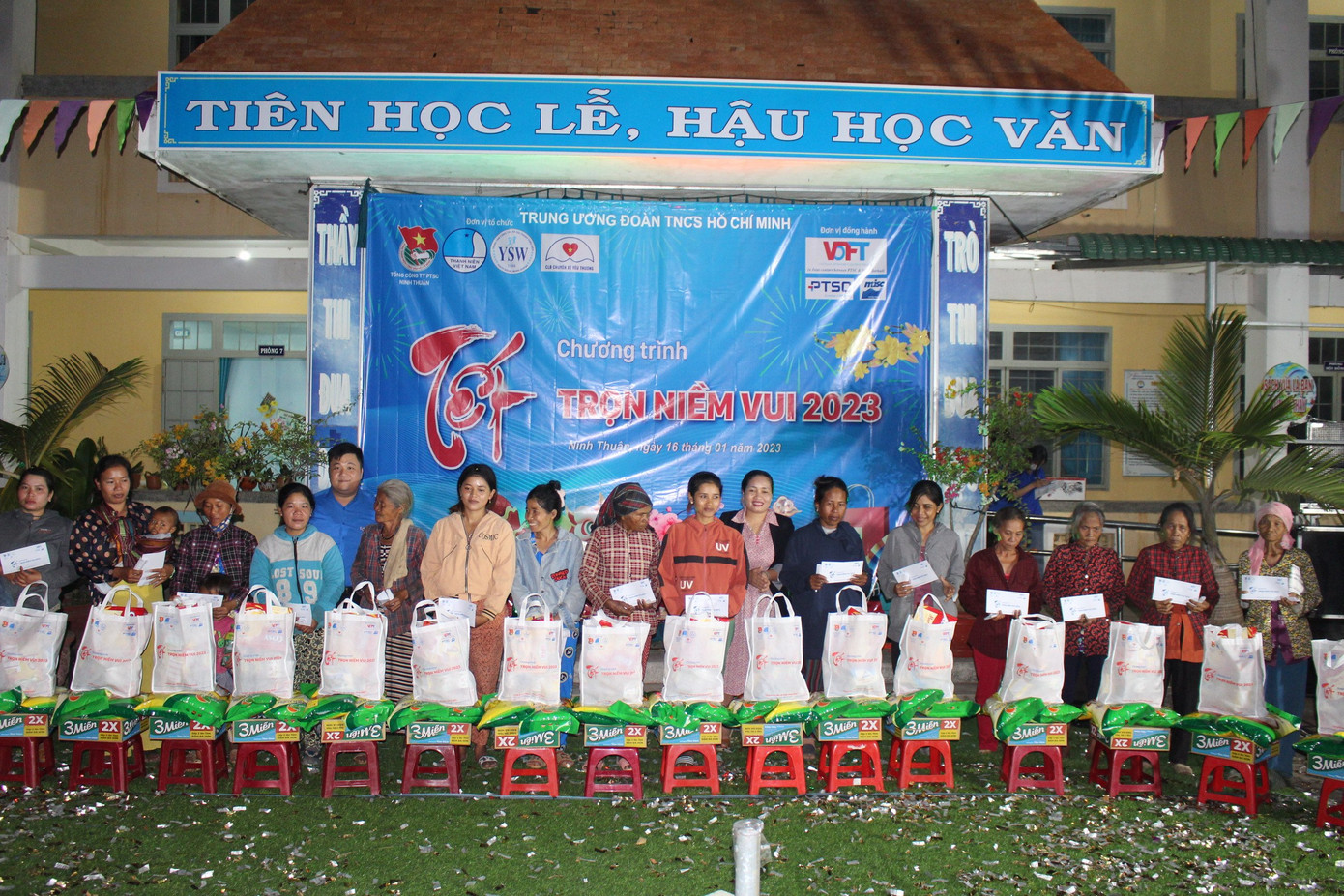 Trao quà tại chương trình “Tết trọn niềm vui”