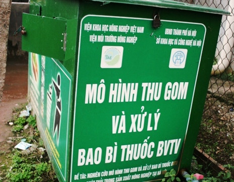 Trong thùng chứa chất thải bảo vệ thực vật này có rất nhiều vỏ bao thuốc kích thích rau