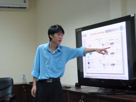Lê Văn Khải trình bày đề tài gắn não cho đèn đường. Ảnh: H.L. Lê Văn Khải trình bày đề tài gắn não cho đèn đường. Ảnh: H.L