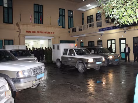 Dẫn giải các bị cáo về lại Trại tạm giam. Ảnh: Bảo Thắng