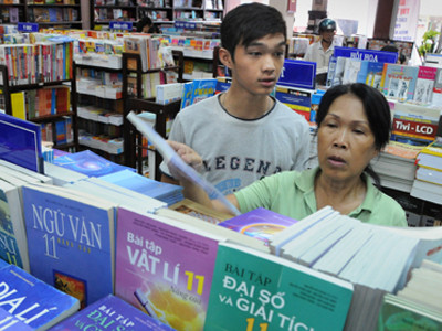 Phụ huynh và học sinh chọn mua sách giáo khoa chuẩn bị cho năm học mới Ảnh: Minh Đức