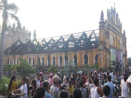 Nhà thờ cổ ở Nam Định bốc cháy trong đêm ảnh 1