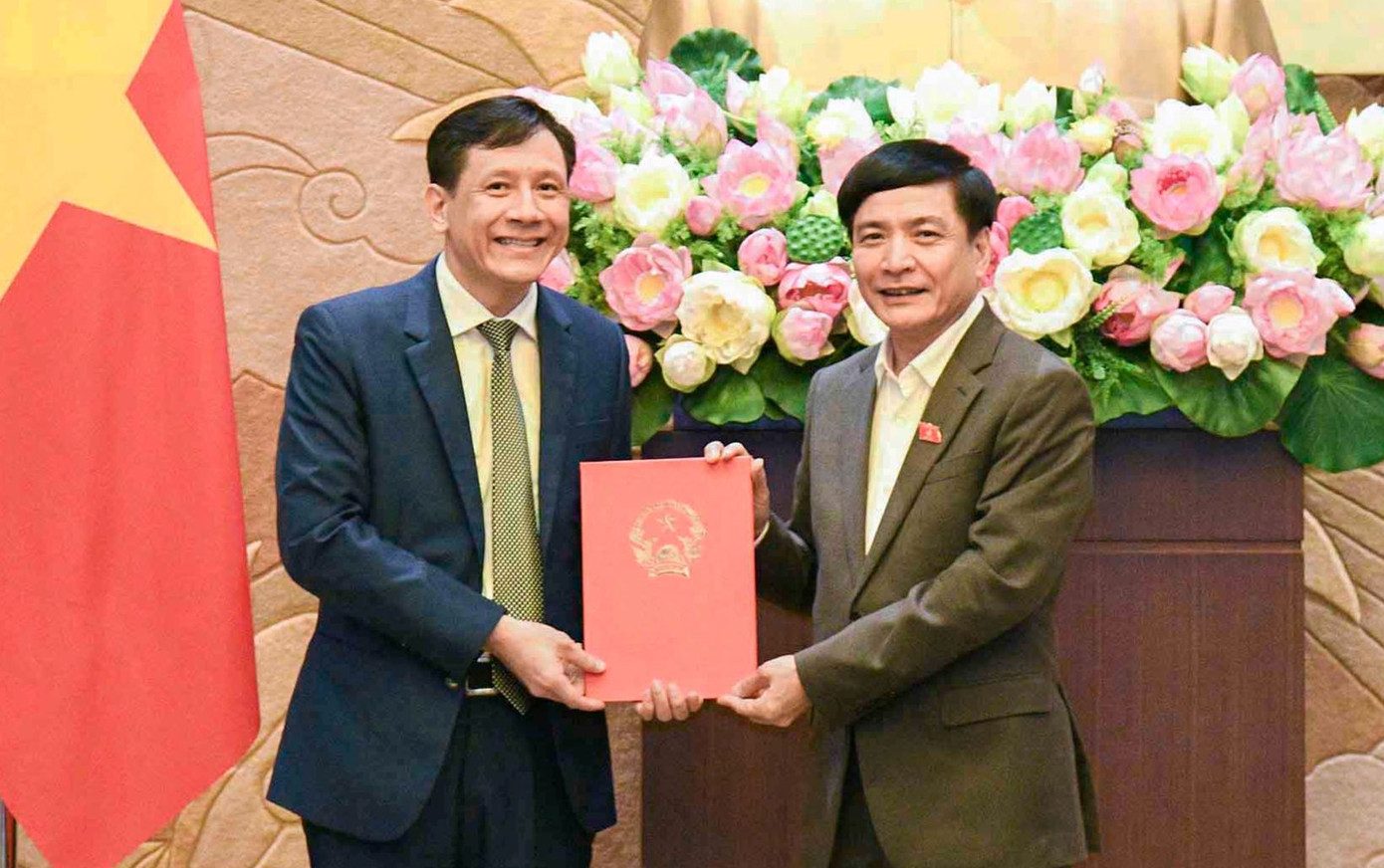 Tổng Thư ký Quốc hội trao Quyết định bổ nhiệm Vụ trưởng Vụ Phục vụ hoạt động giám sát Trần Văn Thắng. (Ảnh: QH) Tổng Thư ký Quốc hội trao Quyết định bổ nhiệm Vụ trưởng Vụ Phục vụ hoạt động giám sát Trần Văn Thắng. (Ảnh: QH)
