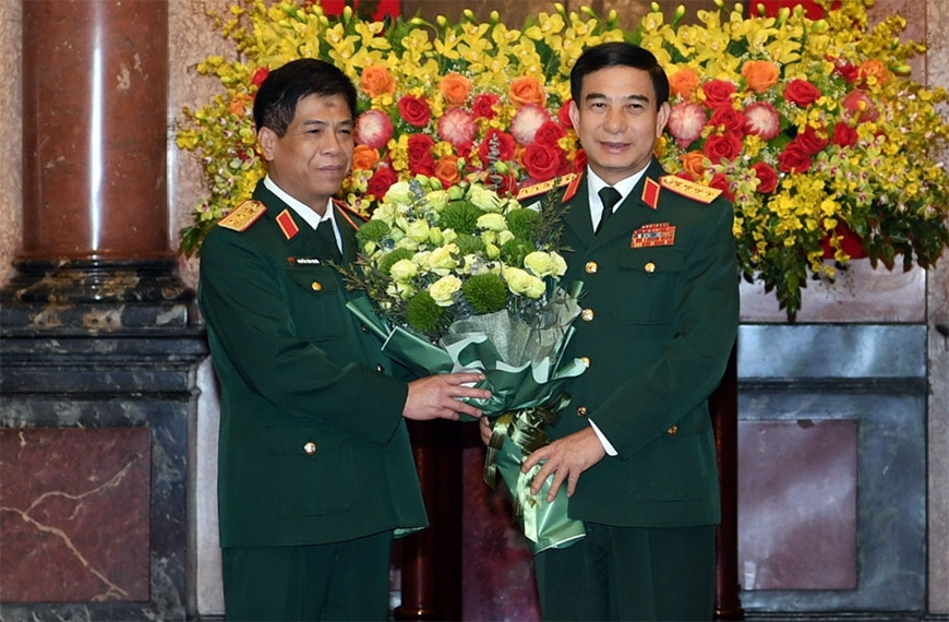 Đại tướng Phan Văn Giang, Bộ trưởng Bộ Quốc phòng tặng hoa chúc mừng Thượng tướng Nguyễn Văn Nghĩa. Ảnh: QĐND