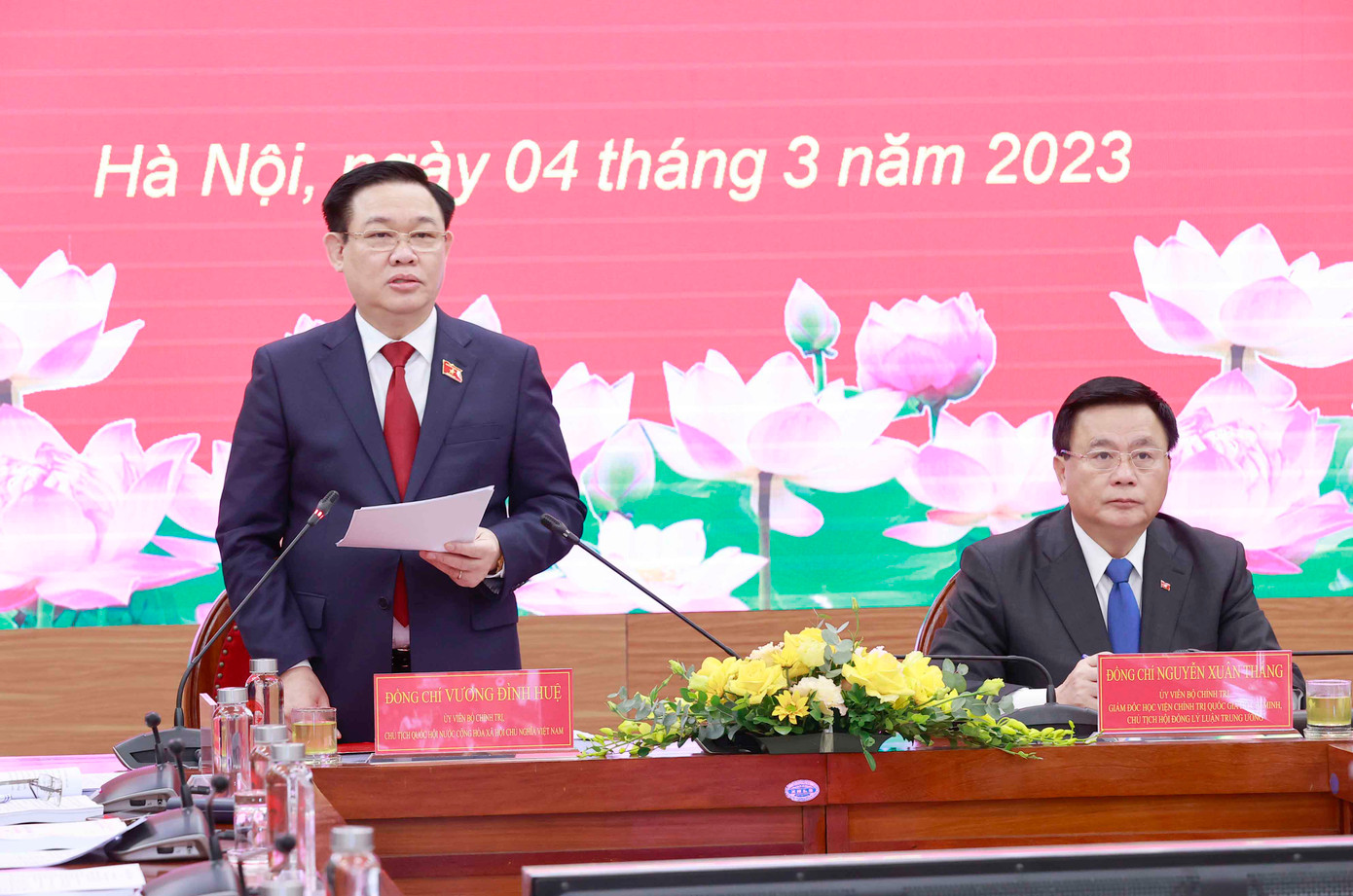 Chủ tịch Quốc hội Vương Đình Huệ phát biểu tại toạ đàm. Chủ tịch Quốc hội Vương Đình Huệ phát biểu tại toạ đàm.