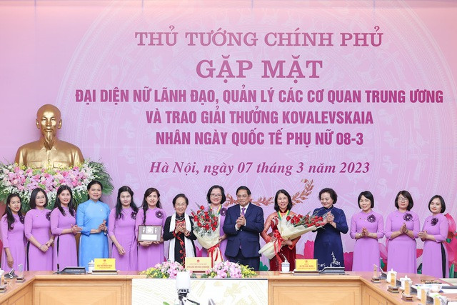 Thủ tướng Chính phủ Phạm Minh Chính và nguyên Chủ tịch nước Nguyễn Thị Doan, Chủ tịch Hội đồng Giải thưởng Kovalevskaia trao giải thưởng Kovalevskaia năm 2022 cho các nhà khoa học có những công trình nghiên cứu xuất sắc. Ảnh: Nhật Bắc