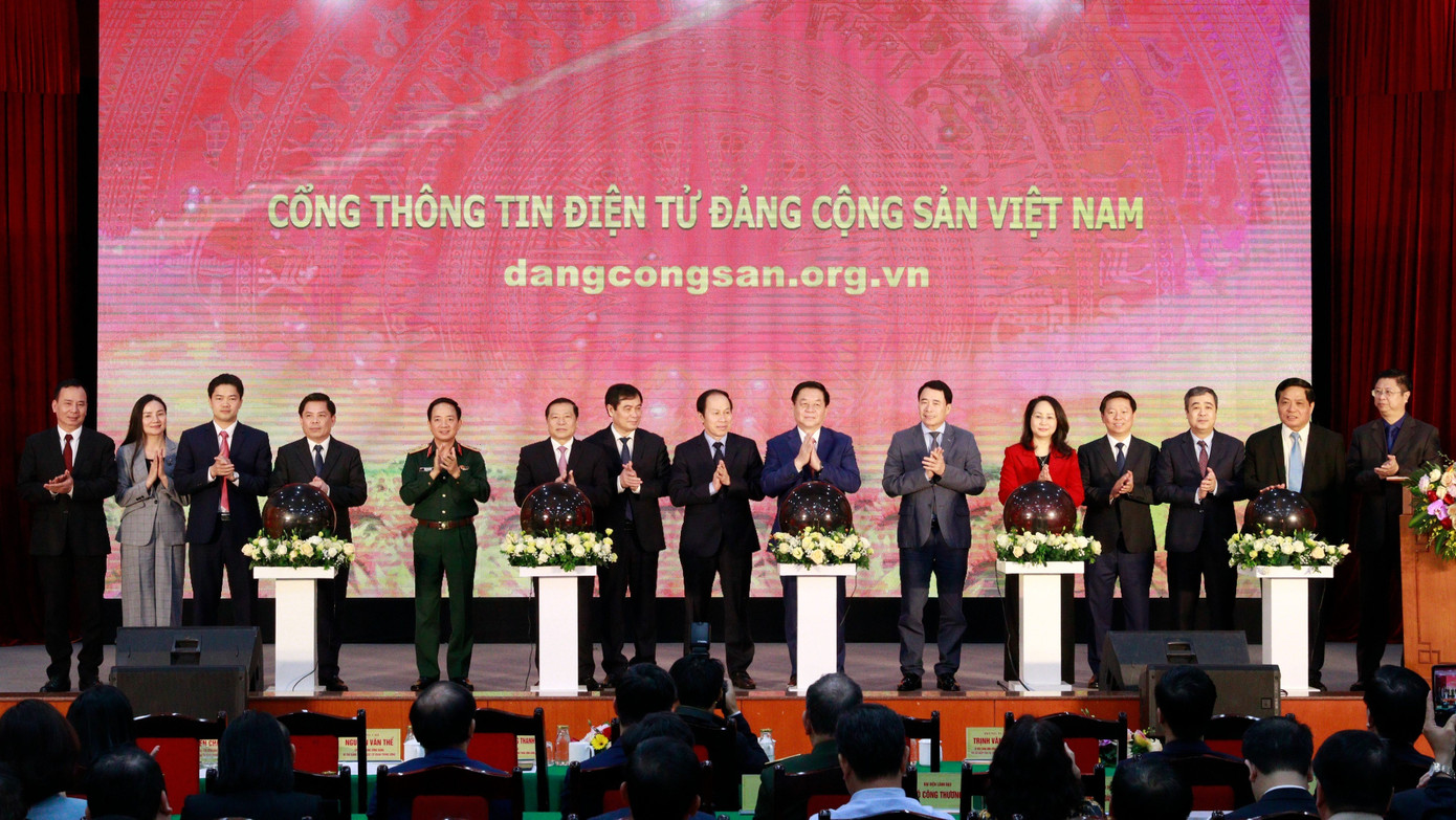 Các đại biểu thực hiện nghi thức khai trương Cổng thông tin điện tử Đảng Cộng sản Việt Nam. Ảnh: Phạm Quý Trọng