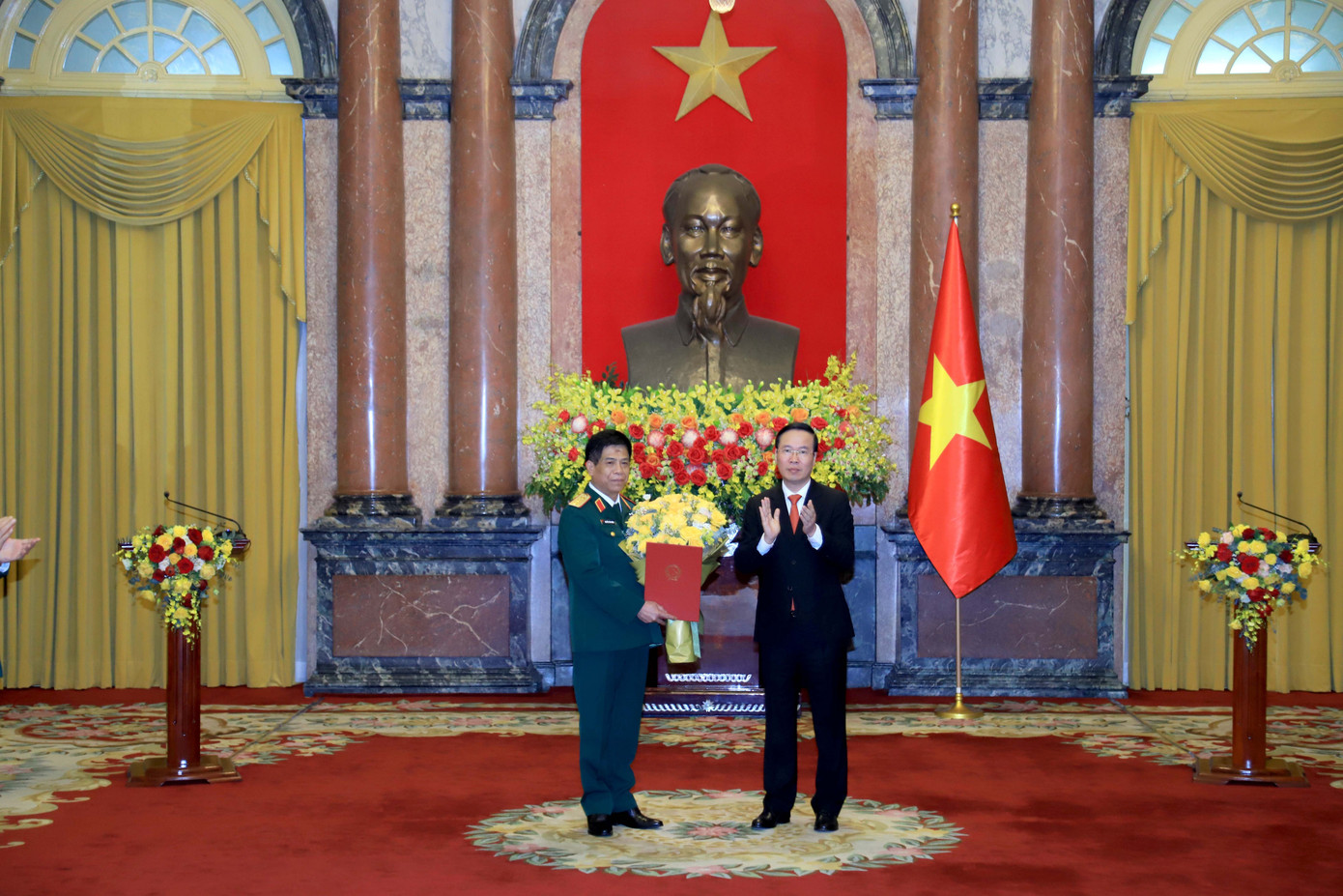 Chủ tịch nước Võ Văn Thưởng trao quyết định, tặng hoa chúc mừng Thượng tướng Nguyễn Văn Nghĩa. Ảnh PV