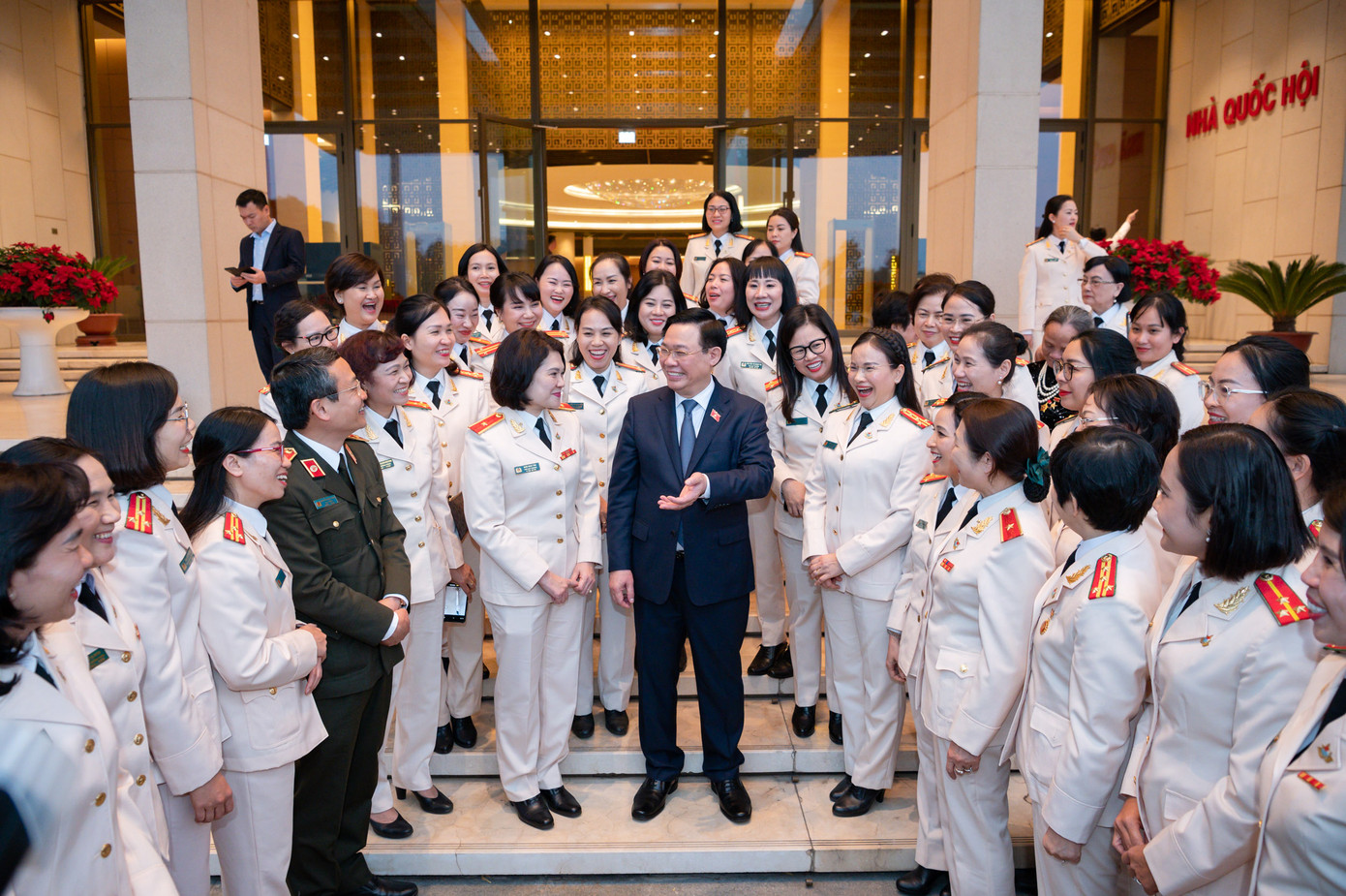 Chủ tịch Quốc hội Vương Đình Huệ cùng các nữ đại biểu tiêu biểu lực lượng công an nhân dân. Ảnh QH
