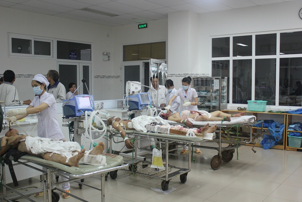 Các nạn nhân vụ taiu nạn đang được cấp cứu tại bệnh viện Ninh Thuận