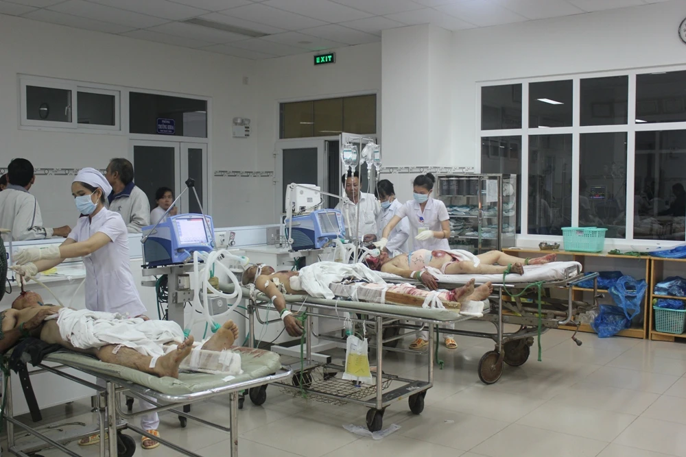 Các nạn nhân vụ taiu nạn đang được cấp cứu tại bệnh viện Ninh Thuận