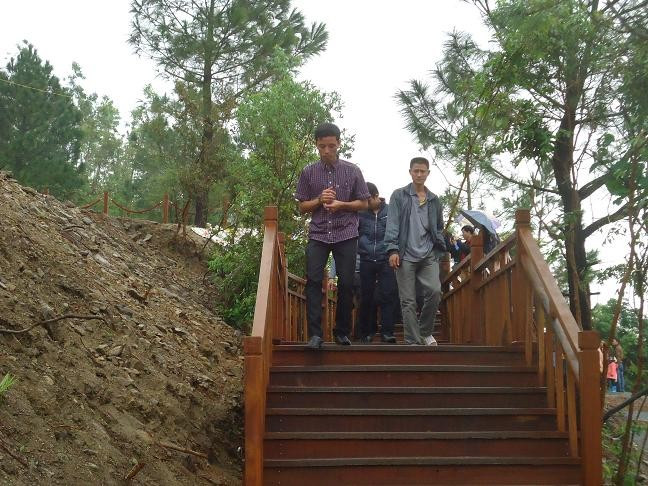 Sau khi viếng xong các đoàn đi xuống bằng cầu thang gỗ