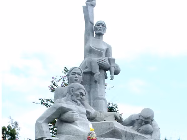 Ronald Haeberle và Trần Văn Đức trước tượng đài Sơn Mỹ