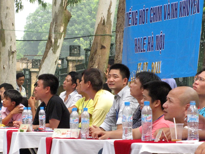 Ban giám khảo làm việc căng thẳng