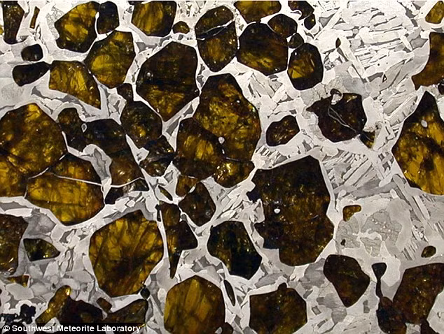 Pallasite có cấu tạo một nửa là sắt nikel, một nửa là olivin.
