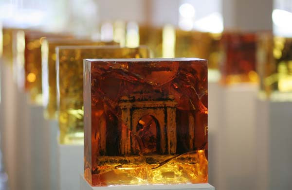 Đỏ, vàng là hai gam chủ đạo của triển lãm