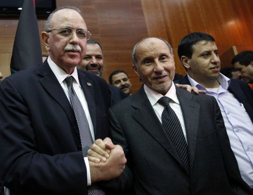 Tân thủ tướng lâm thời Libya (trái) bắt tay cùng chủ tịch Hội đồng Dân tộc Chuyển tiếp (NTC) Mustafa Abdul Jalil - Ảnh: Reuters