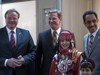 Ngoại trưởng Đức Westerwelle (giữa) và các quan chức của NTC trong chuyến thăm Benghazi tháng trước (Nguồn: Getty). Ngoại trưởng Đức Westerwelle (giữa) và các quan chức của NTC trong chuyến thăm Benghazi tháng trước (Nguồn: Getty)