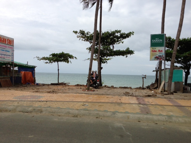 Khu vực nơi chiếc xe khách băng qua đường, lao xuống biển trước sự ngỡ ngàng của những người chứng kiến