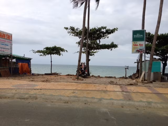 Khu vực nơi chiếc xe khách băng qua đường, lao xuống biển trước sự ngỡ ngàng của những người chứng kiến