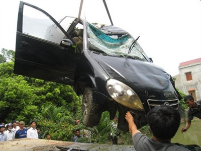 Chiếc xe được vớt lên khỏi ao. 