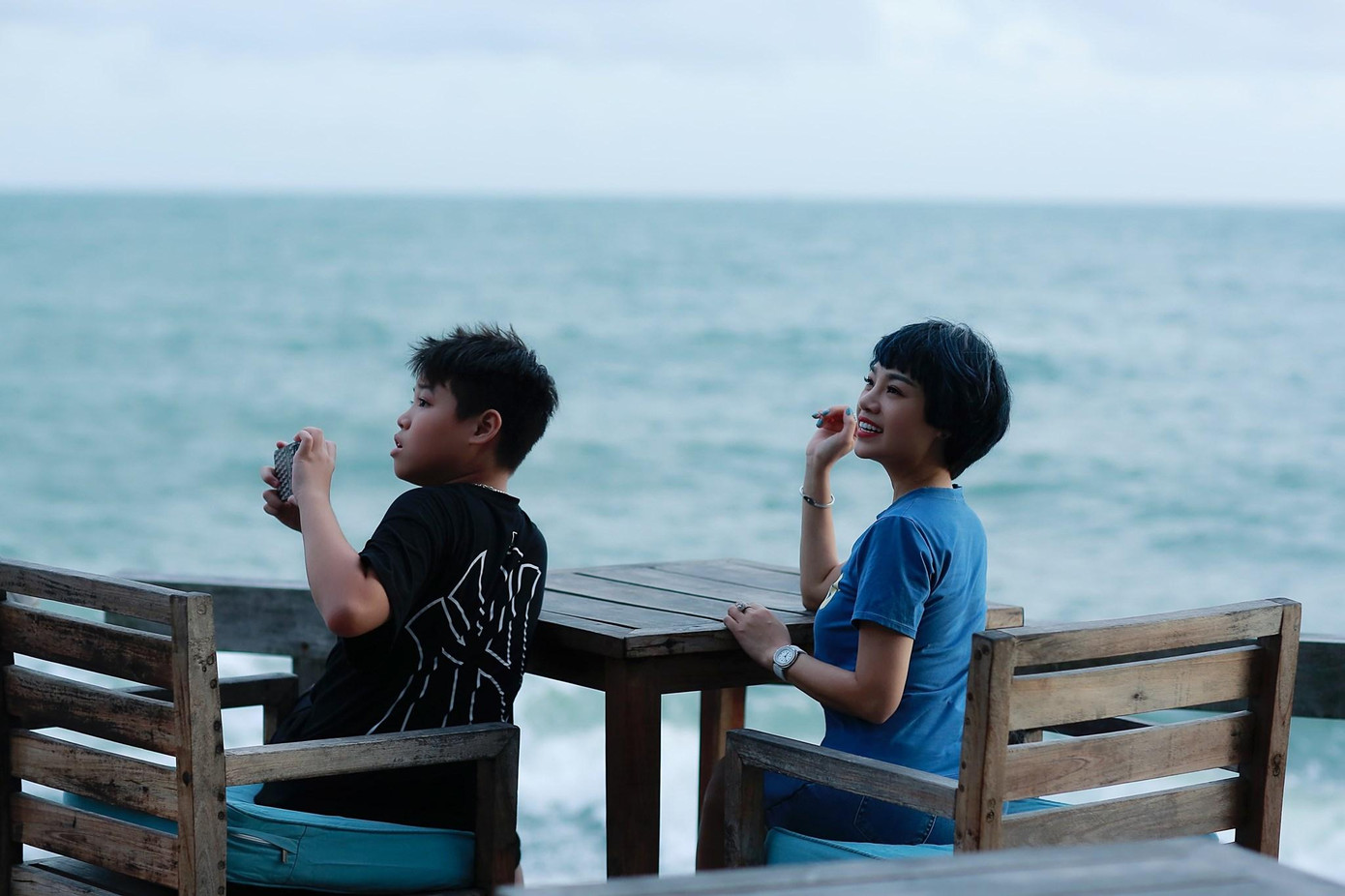 Ngọc Khuê và con trai Tony trong một chuyến đi biển