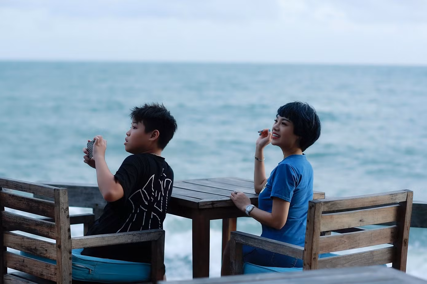 Ngọc Khuê và con trai Tony trong một chuyến đi biển