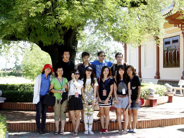 Chụp hình lưu niệm bên cây me trong vườn nhà ba anh em họ Nguyễn