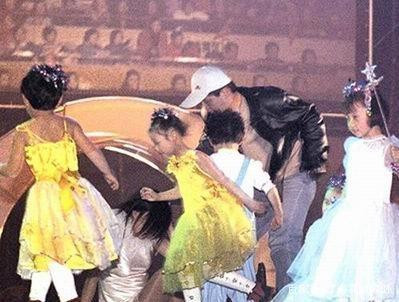 3 scandal ‘chấn động’ hủy hoại danh tiếng của Triệu Vy ảnh 4