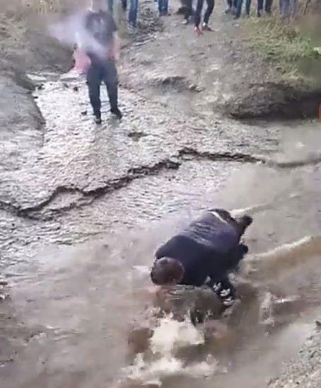 Bản tin 8H: Phẫn nộ clip cậu bé bại não bị ép nằm dưới bùn ‘lót đường’ ảnh 1