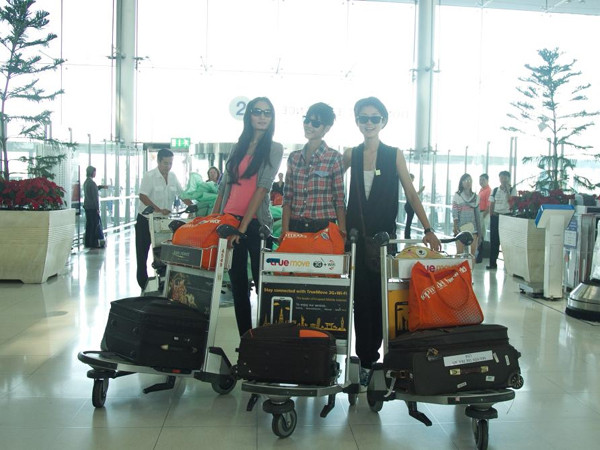 Họ mang theo khá nhiều hành lý trong chuyến đi này