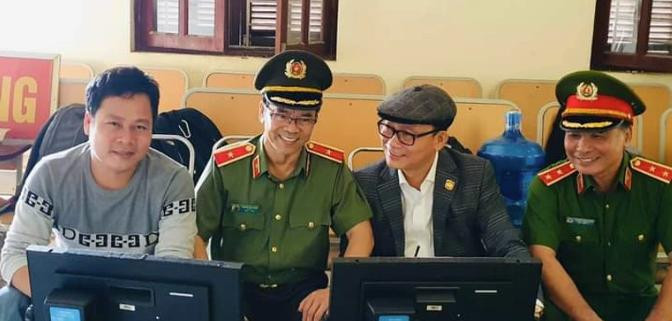 Biên kịch Đào Trung Hiếu (thứ 2 từ phải sang) và NSND Trần Nhượng (thứ hai từ trái sang) trong hậu trường phim (Ảnh: Facebook nhân vật).