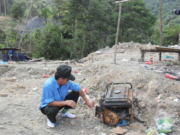 Lán trại khai thác than tặc để lại. Ảnh: T.D. Lán trại khai thác than tặc để lại. Ảnh: T.D