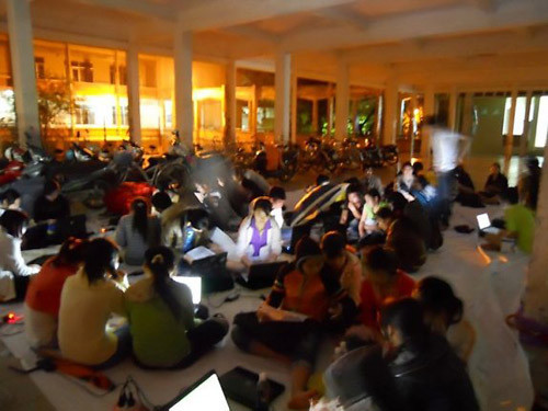 Đến năm 2015, tất cả các trường ĐH tại Việt Nam sẽ đào tạo theo tín chỉ. Nhưng việc đăng ký môn học với sinh viên rất căng thẳng, do nghẽn mạng, hoặc số lớp học chưa tương xứng với nhu cầu