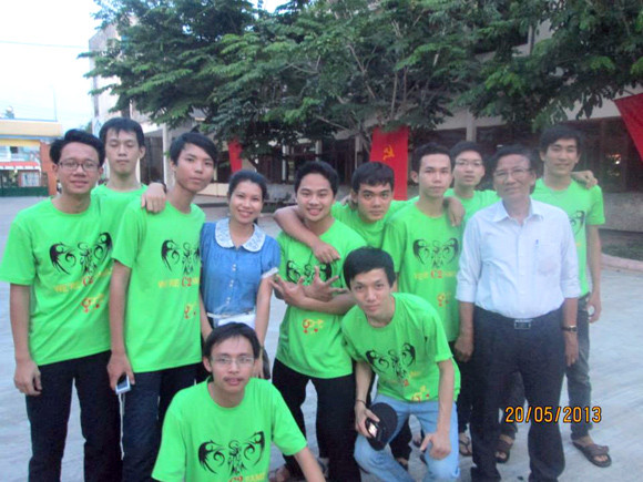 Thiện Nhơn (ngồi ngoài cùng bên trái)