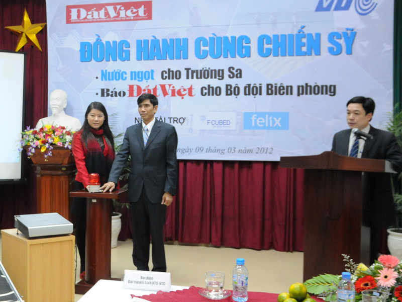 Ông Vũ Hữu Nghị, Tổng biên tập báo Đất Việt và bà Trần Thị Hoài Thu, Phó Giám đốc Kênh VTC1, Đài Truyền hình kỹ thuật số VTC ấn nút khởi động chương trình 'Đồng hành cùng chiến sĩ'