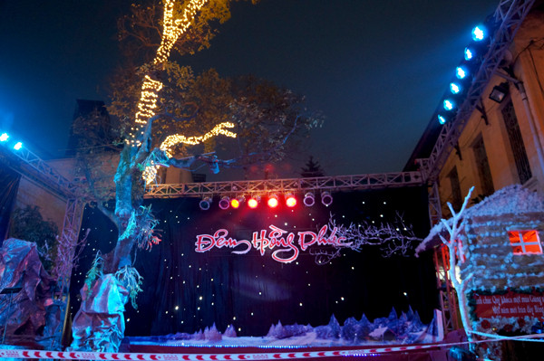 Sân khấu được chuẩn bị chu đáo để hát Thánh ca đón Giáng sinh