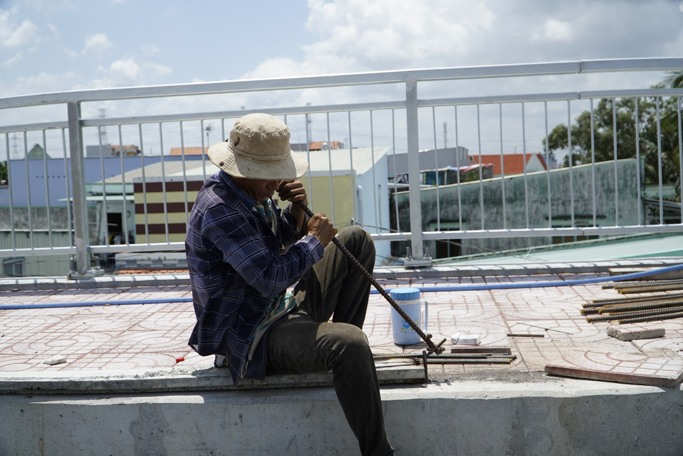 Hiện tại, trên công trường có hàng chục công nhân đang tất bật làm việc để công trình “về đích” kịp tiến độ.